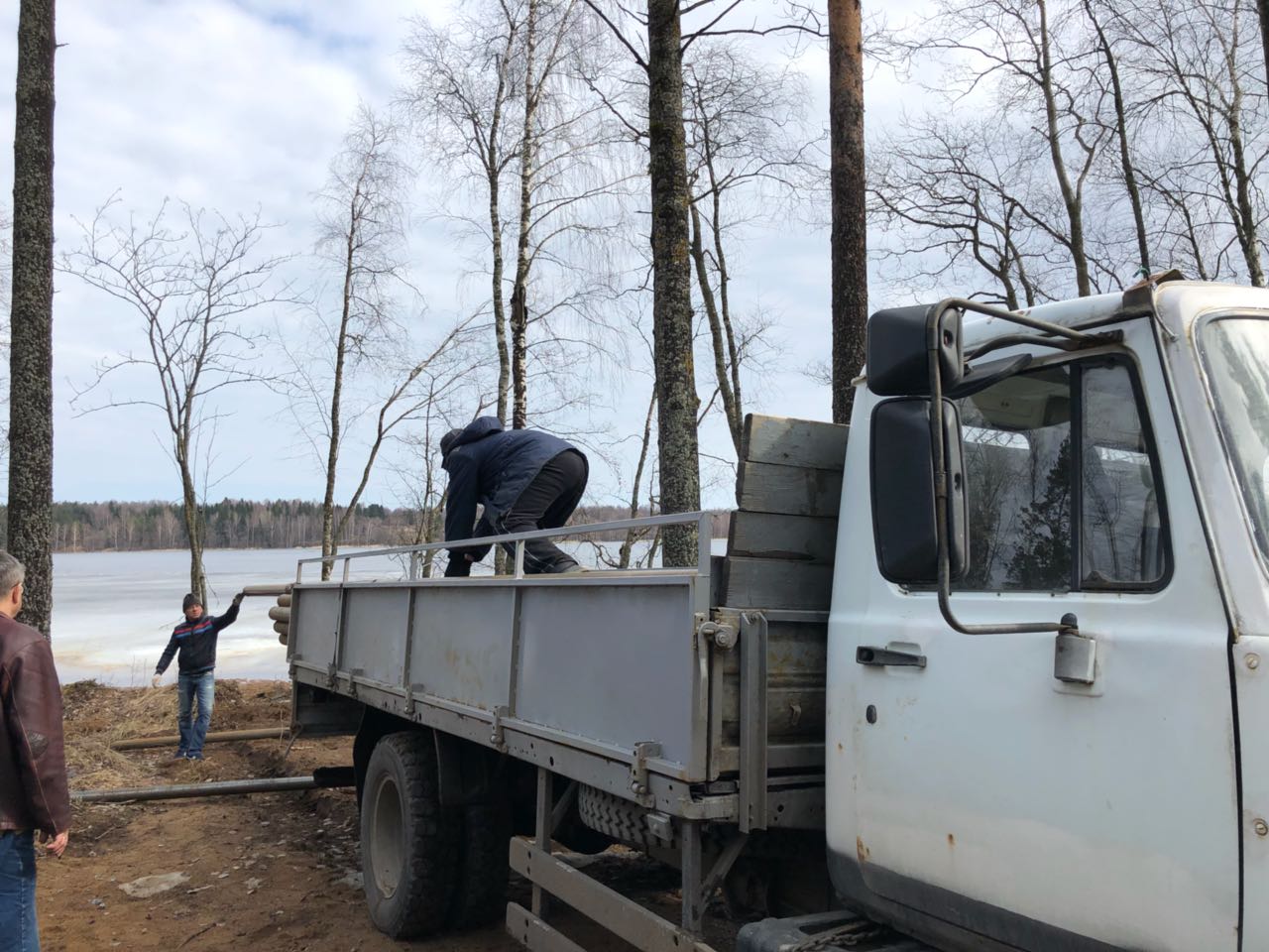 В наш посёлок пришла весна🌸🌺✨, а вместе с ней и весенне-летние работы 🛠. Мы начали строительство пирса с площадкой для спуска катеров, оборудованного лебедкой 🛥⚙⛓.  На первом этапе мы подготовим сваи. Потом забьем осевые и начнем обустраивать свайное поле. Для проведения данных работ мы используем технологию с бетонированием, забивая сваи на глубину до 12 метров😱, что обеспечит их высочайшую надежность ✅. А ещё, наш пирс будет оснащён кнехтами, освещением, состоящим из 16 фонарей 💡 , застелен террасной доской и оборудован защитным ограждением. Длина пирса 30 метров, ширина 4 метра.  Все работы  рассчитаны на 2, 5 месяца 🙌🏻🏗👍🏻⚓🚤. В начале лета с помощью нашего пирса можно будет наслаждаться купанием 🏊🏼‍♂, рыбалкой 🎣, катанием на водном транспорте или просто посиделками на берегу Суходольского озера с чаем или кофе ☕. Звоните, приезжайте с удочками, купальниками и выбирайте участки! Вкусный чай и кофе с нас 👩🏼‍🍳☺☕!