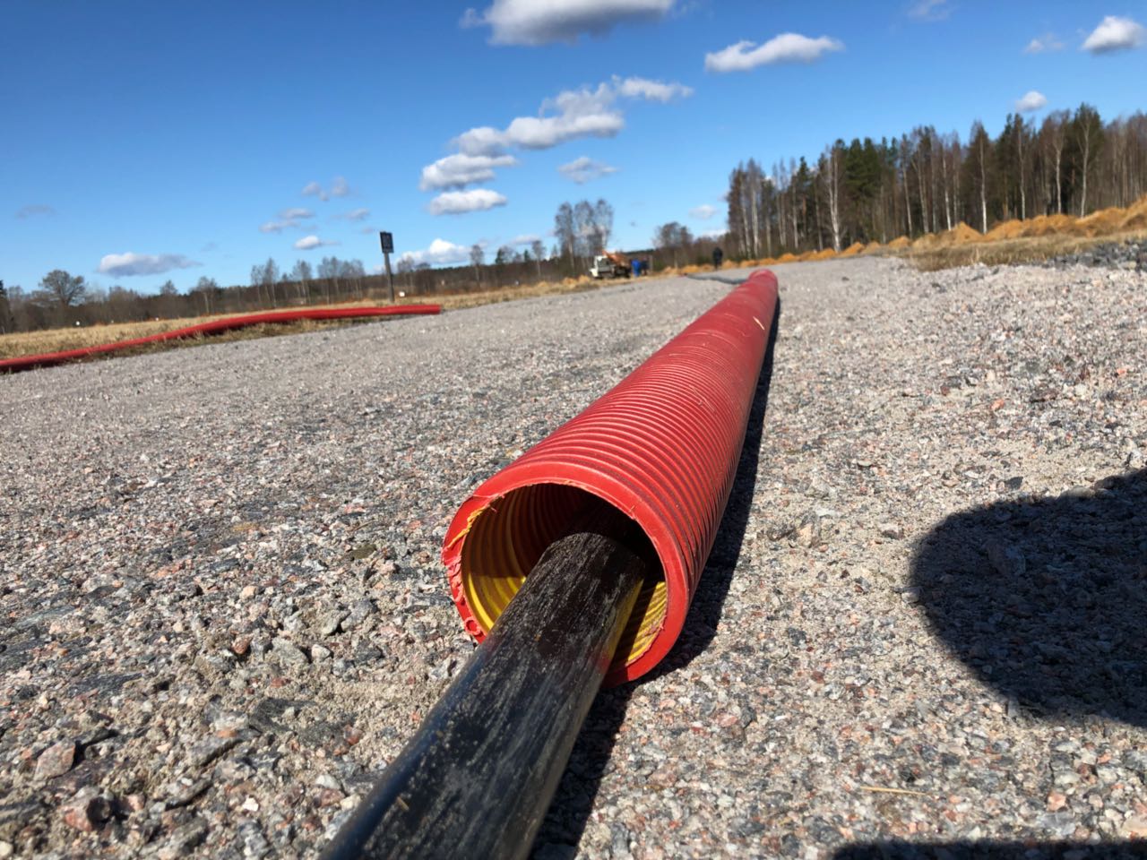 Мы продолжаем работы, связанные с электричеством ⚡:подключаем и и устанавливаем силовые щиты в премиум-зоне, а ещё подключаем абонентов по всему посёлку.